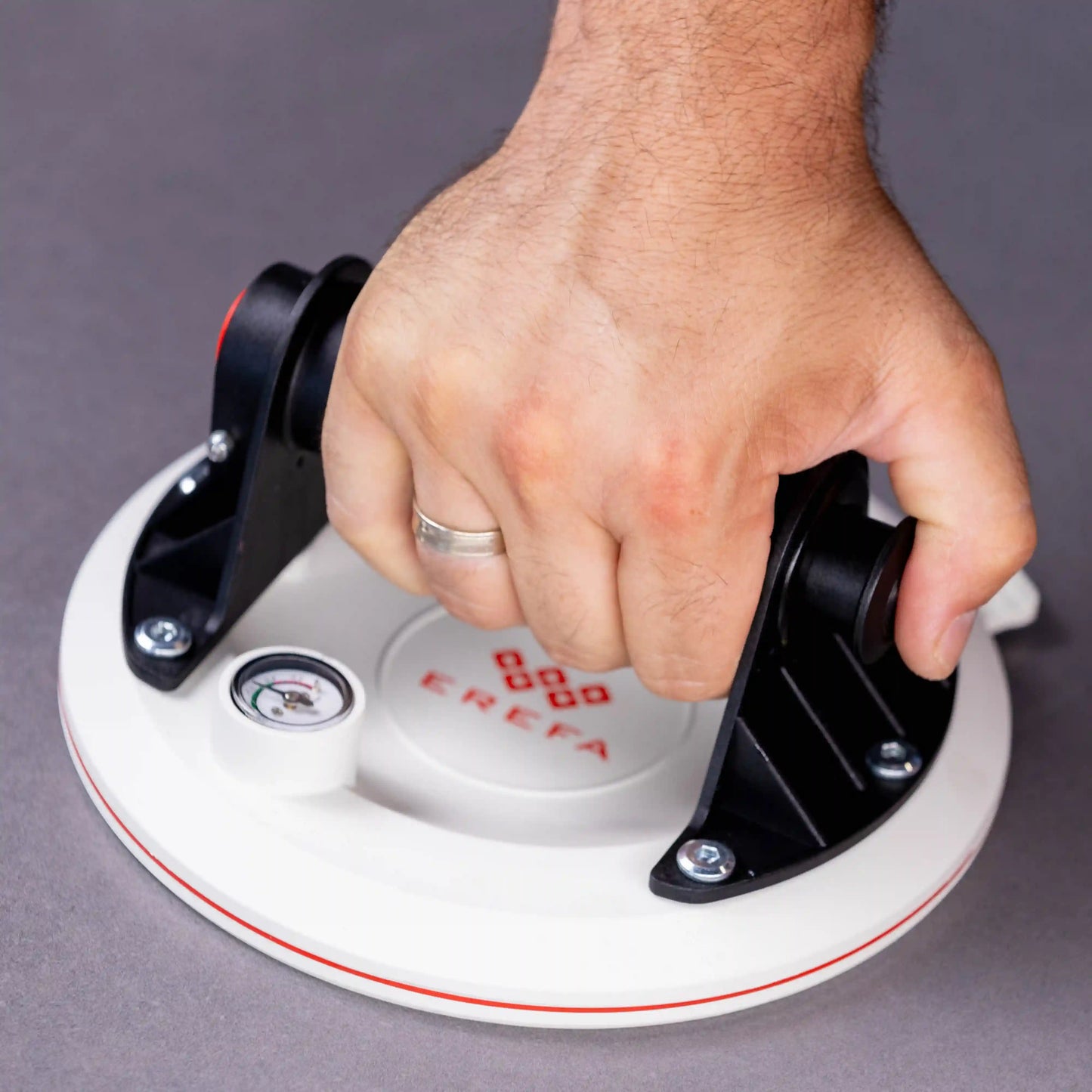 E3012 Ručna vakuum čaša (nosač) sa električnom pumpom – nosivost 150 kg