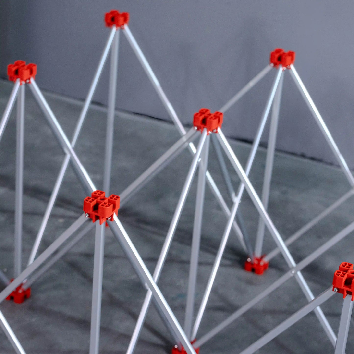 E2010 Čelični sto sa 15 nogu za ploče – nosivost do 1000 kg