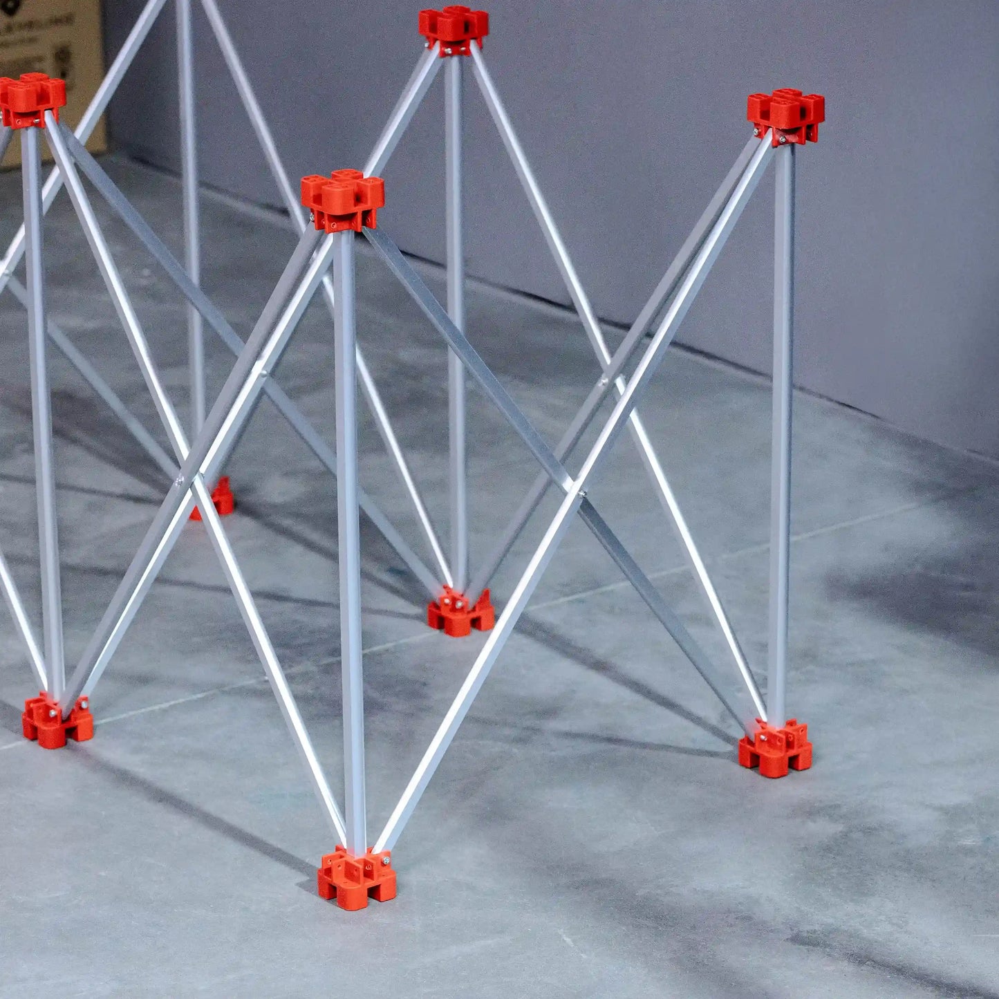 E2018 Čelični sto sa šest nogu za precizno poravnanje i maksimalnu stabilnost